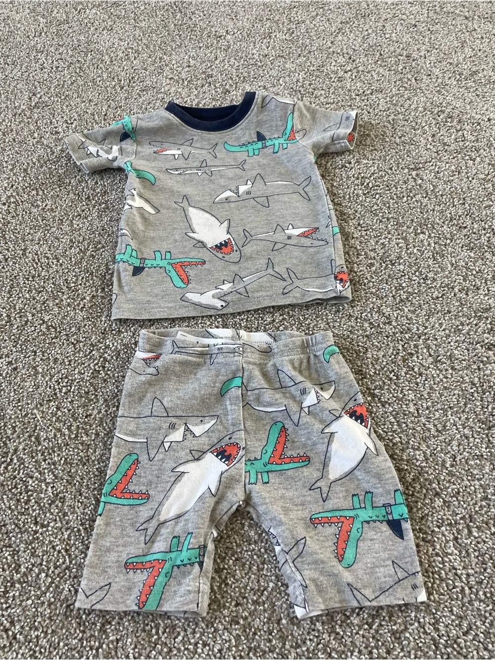 ‼️Mix and Match 3 items for $5‼️ 
Carter's 2T boys outfit Shark